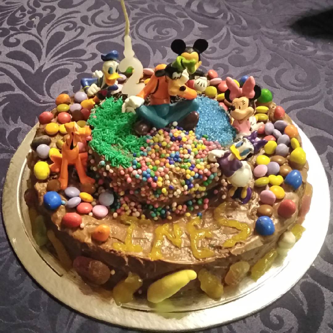 Bolo Temático Disney e Confetis