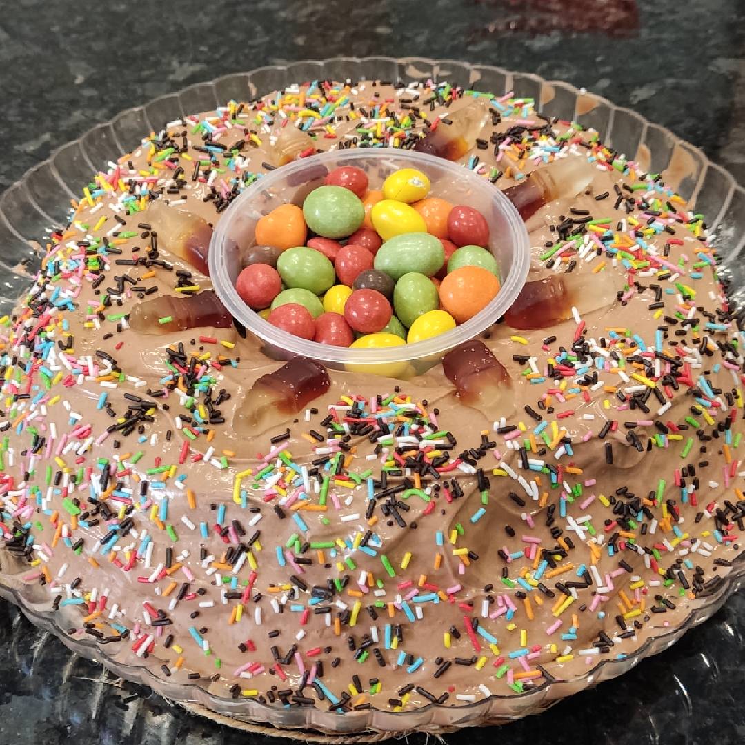 Bolo de Chocolate com Gomas e M&Ms